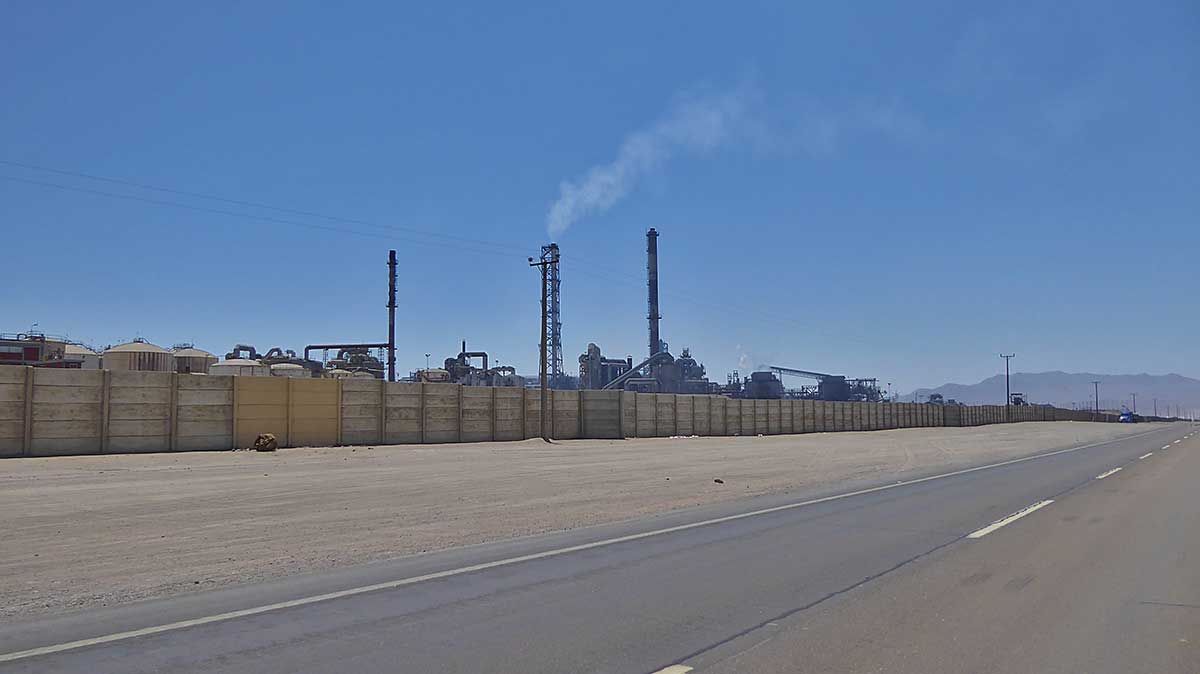 Stinkende Raffinerien und riesige Schrottplaetze vor Antofagasta der Minenhauptstadt