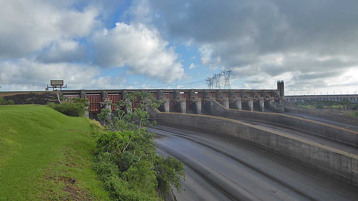 24 Der gigantische Itaipu Damm