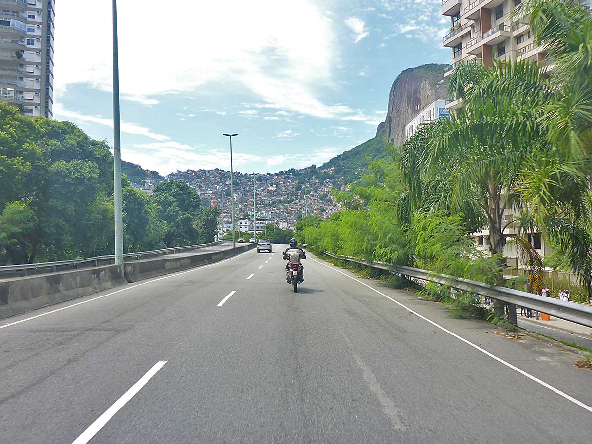 10 Favela über der Hauptstrasse in Rio de Jainero
