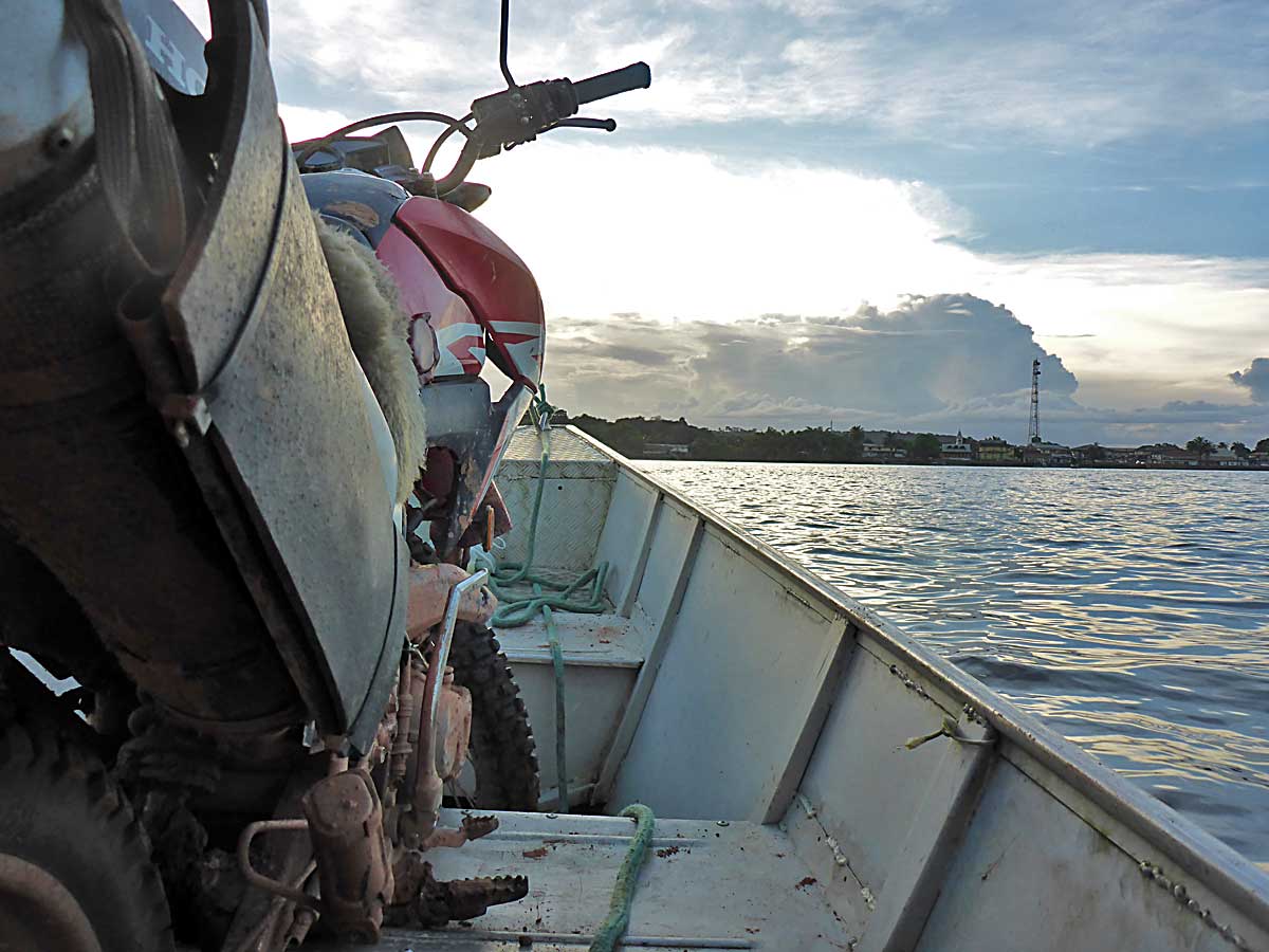 006 Die Motorraeder auf dem viel zu kleinen Fischerboot von Brasilien nach Frz. Guyana