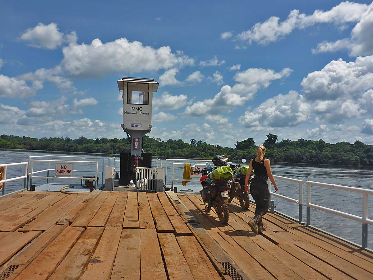 21 Faehre über den Rio Esequibo auf dem Weg durch den Amazonas Guyanas