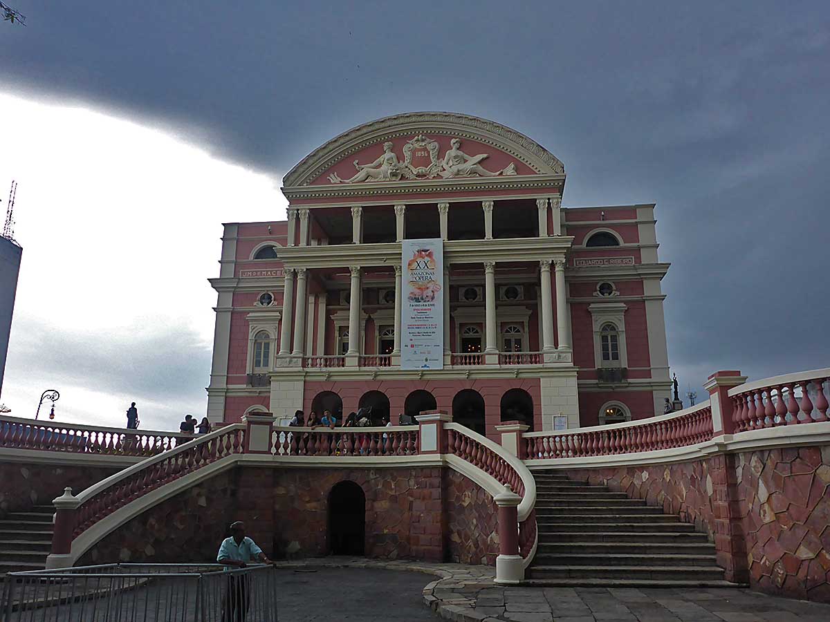 28 Weltberuehmtes Theater mitten im Amazonas in Manaus, Brasilien