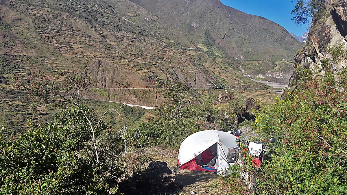 004 Schlafplatz an der Bergflanke auf dem Weg aus dem Amazonas nach Cuzco